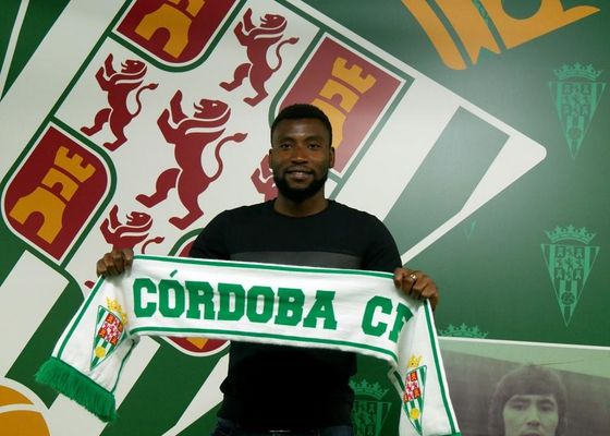 El Córdoba CF expedienta a un jugador por vestir ropa del Sevilla FC