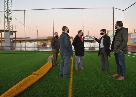 El Ayuntamiento inaugura el nuevo campo de fútbol de césped artificial de Vistahermosa en Valdezorras