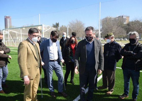 El Ayuntamiento finaliza un nuevo campo de fútbol césped artificial en el C.D. Vega de Triana