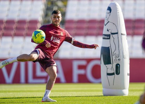 Entre sonrisas y caras de sueño, el Sevilla no para