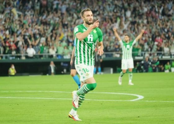 Pezzella, con el corazón dividido