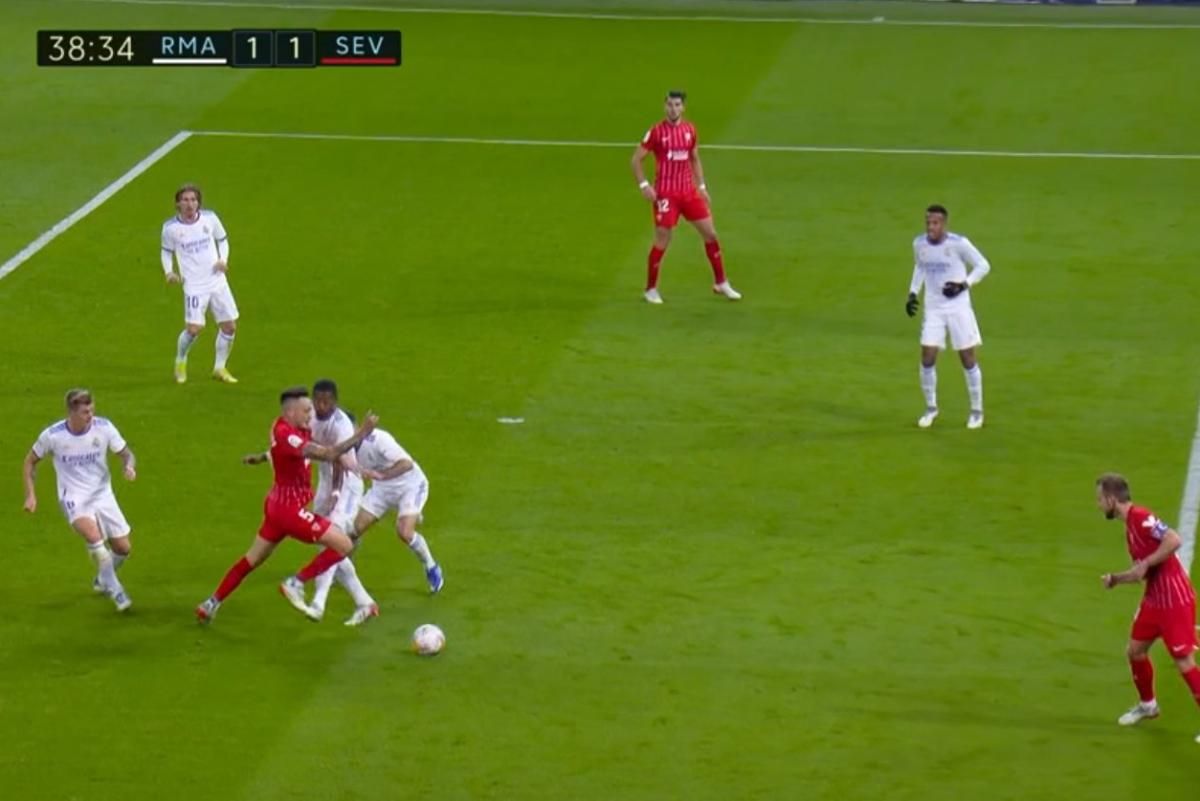 El penalti de Ocampos hace estallar a Monchi: "No hay más debate"