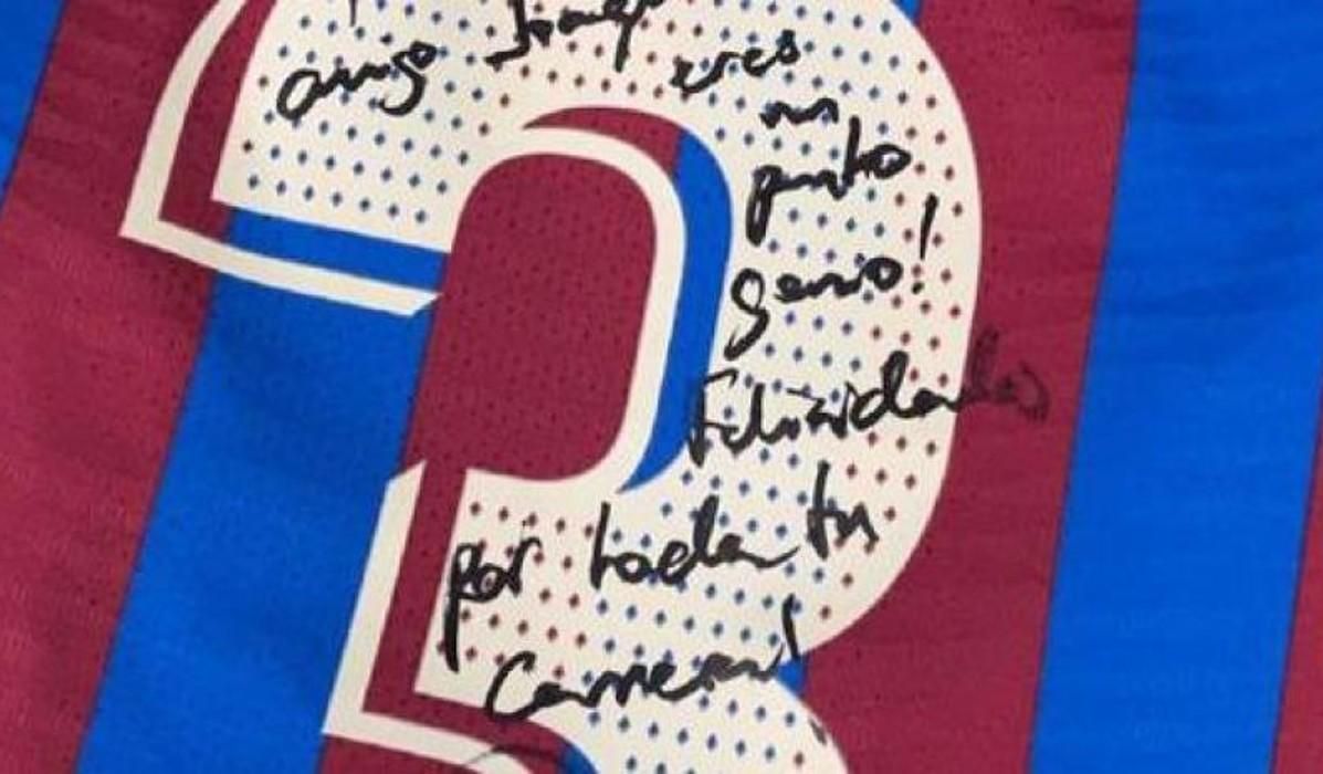 Piqué se rinde a Joaquín con una camiseta y... un mensaje