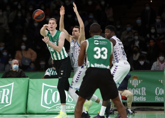 Real Betis 71-88 Bilbao Basket: Hakanson sentencia al colista desde el perímetro