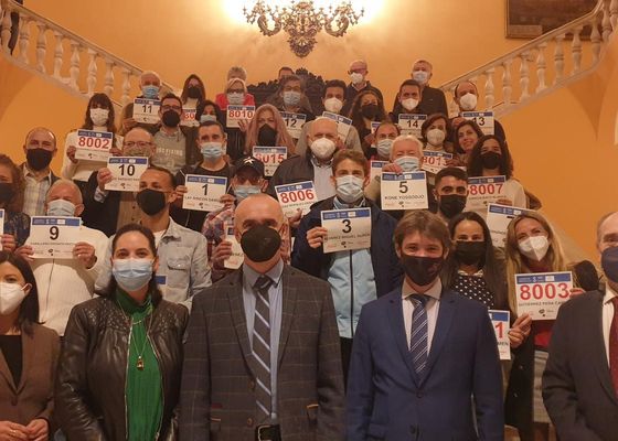 El alcalde entrega 30 dorsales de honor para los mejores del Circuito Sevilla10
