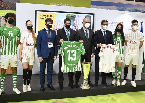 El alcalde da ejemplo: apasionado del Sevilla, admite que el Betis "juega mejor" y sueña con un triplete para la capital andaluza