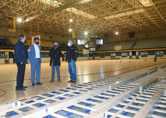 El Ayuntamiento de Sevilla renueva y mejora los parqués de cuatro pabellones deportivos municipales con una inversión de 450.000 euros
