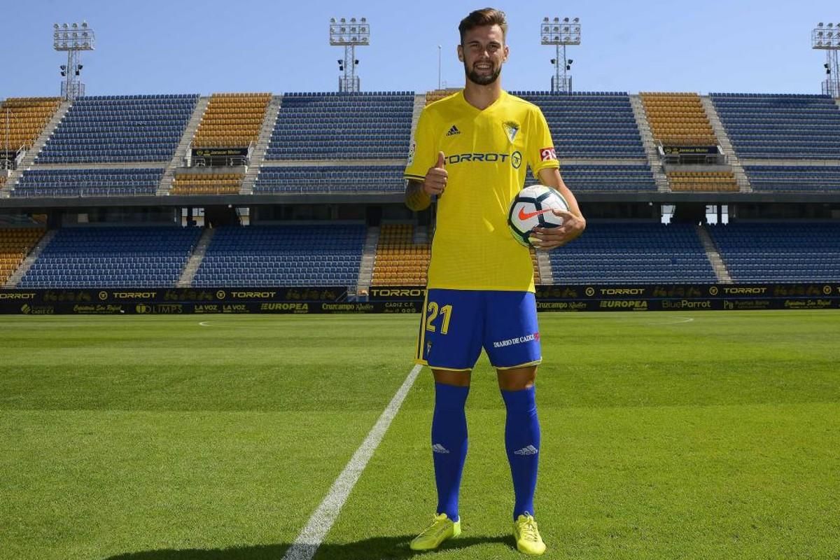 Carrillo, el canterano del Sevilla que "no tiene gol" para el Cádiz y ahora se sale en Segunda...