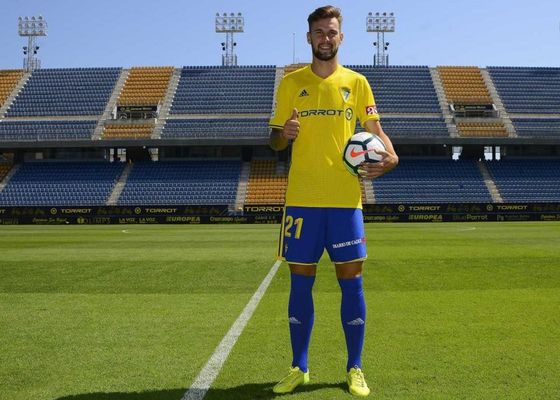 Carrillo, el canterano del Sevilla que "no tiene gol" para el Cádiz y ahora se sale en Segunda...