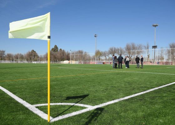 Inversiones para renovar el césped artificial y el parquet de varios centros deportivos municipales