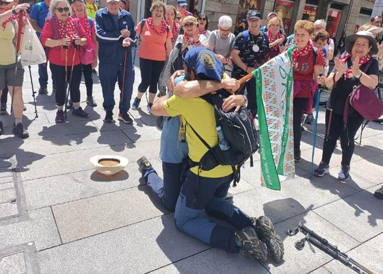 El emotivo encuentro entre dos aficionados del Cádiz y el Córdoba en el Camino de Santiago