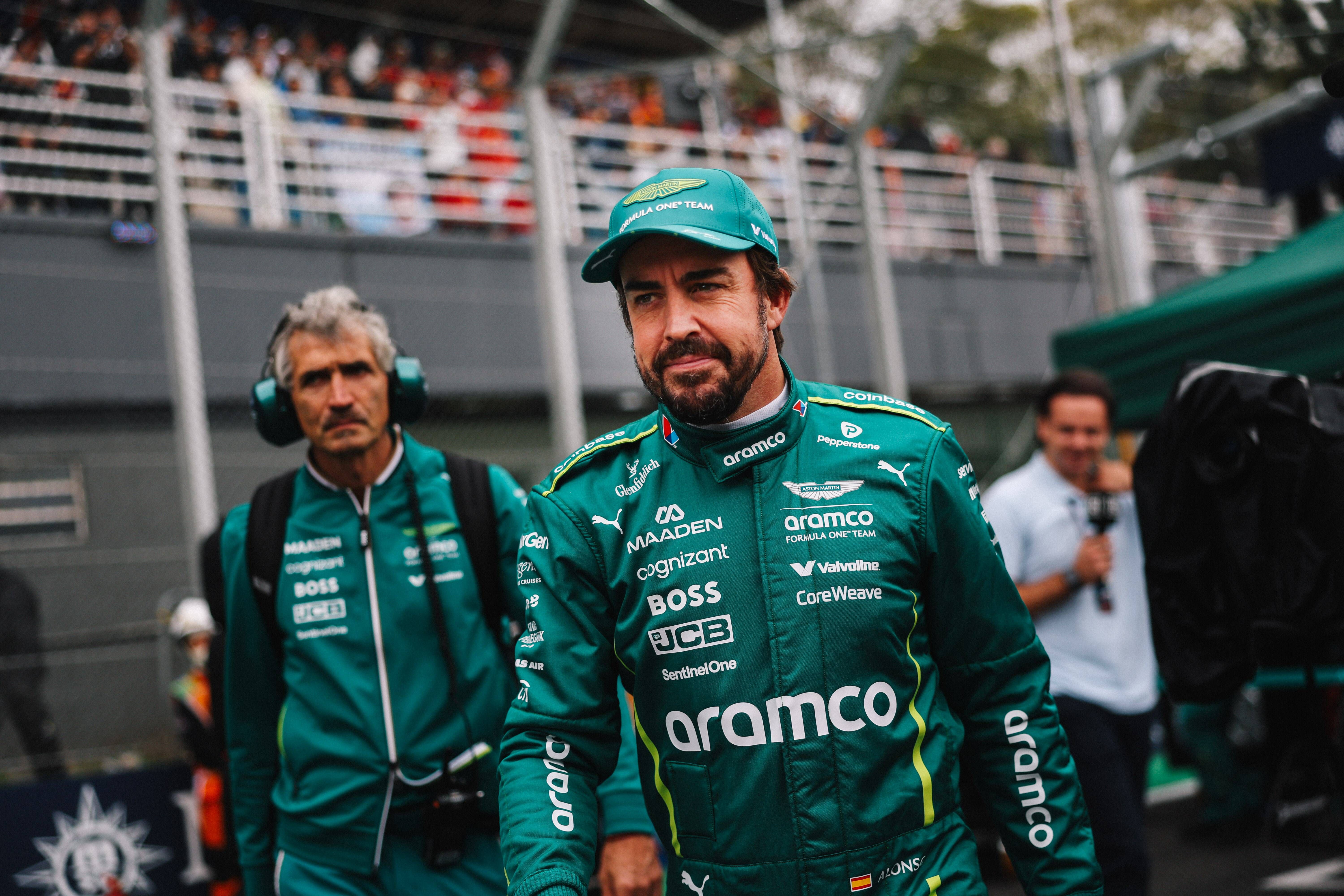 Aston Martin pone límites a Fernando Alonso y censura sus mensajes