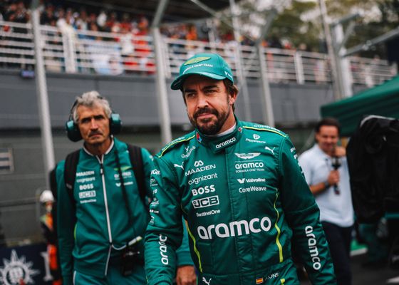 Aston Martin pone límites a Fernando Alonso y censura sus mensajes