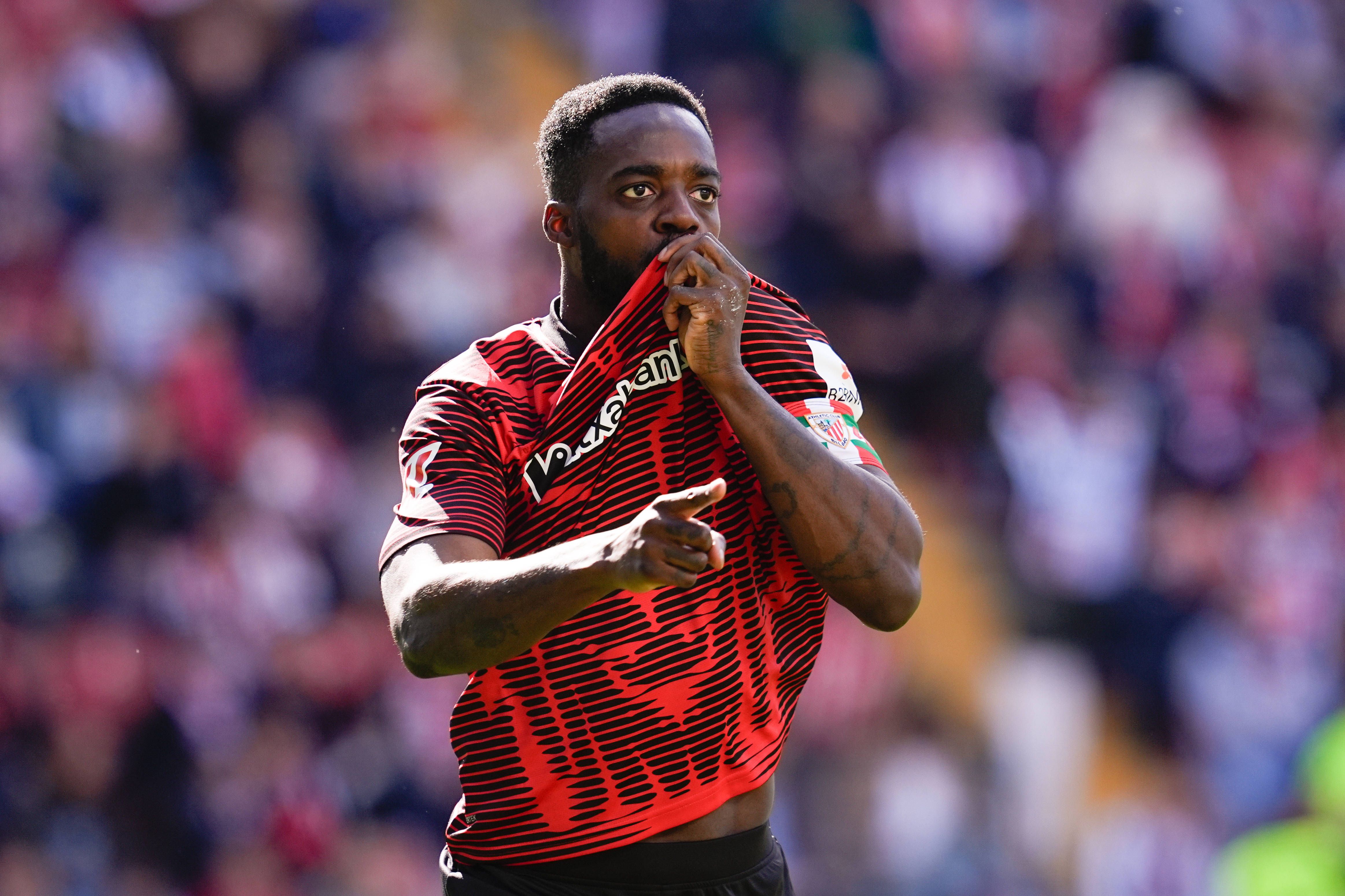 Homenaje a Iñaki Williams por su entrada en el olimpo del Athletic: de Iribar a De Marcos