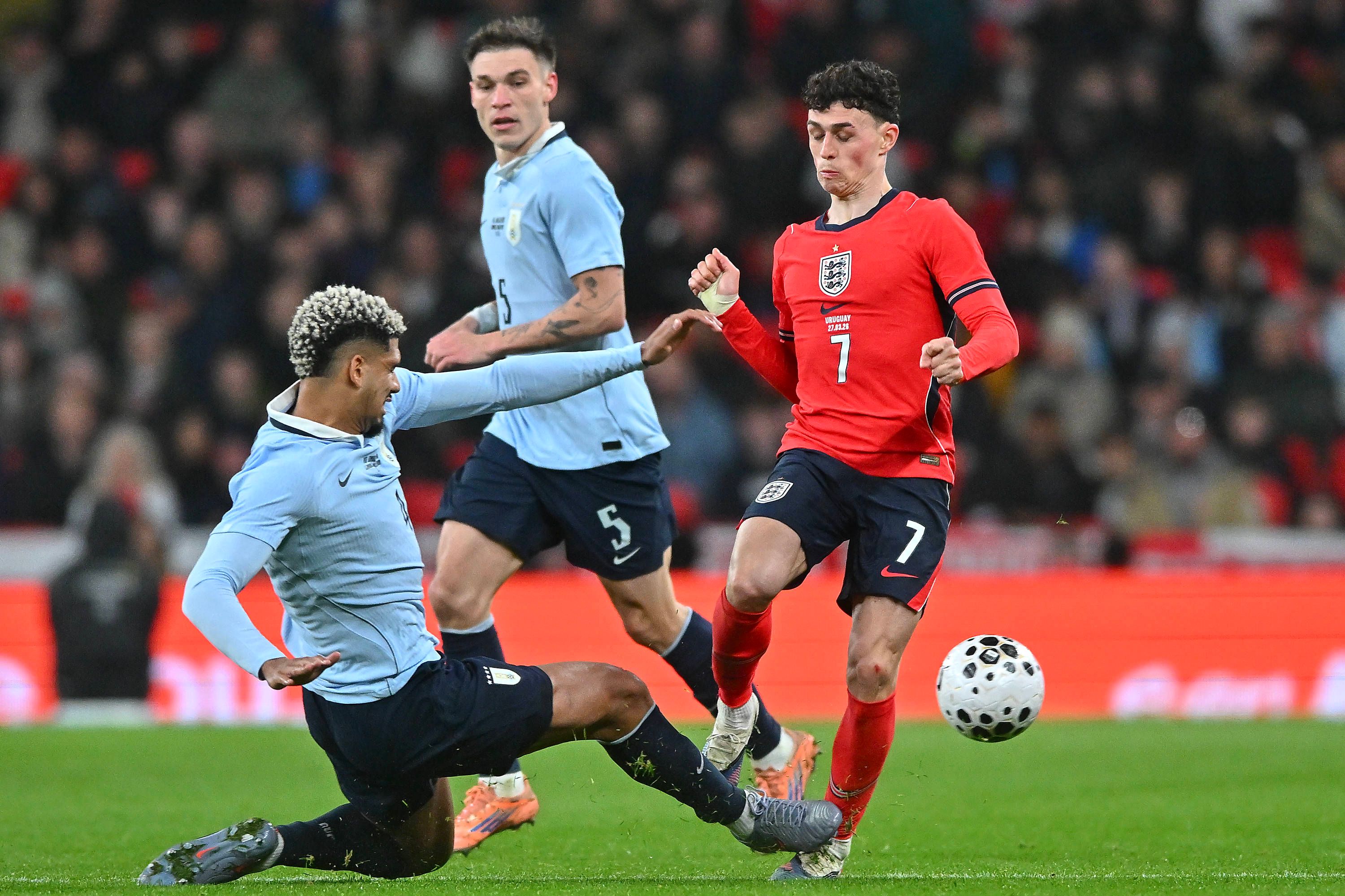 Araujo se pronuncia tras la dura entrada a Foden: "Todo el mundo me conoce y sabe que no tengo mala leche"