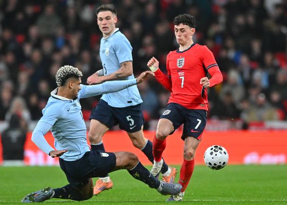 Araujo se pronuncia tras la dura entrada a Foden: "Todo el mundo me conoce y sabe que no tengo mala leche"