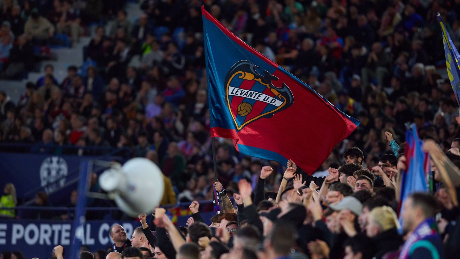 El Levante busca refugio en su afición para evitar el fracaso del descenso
