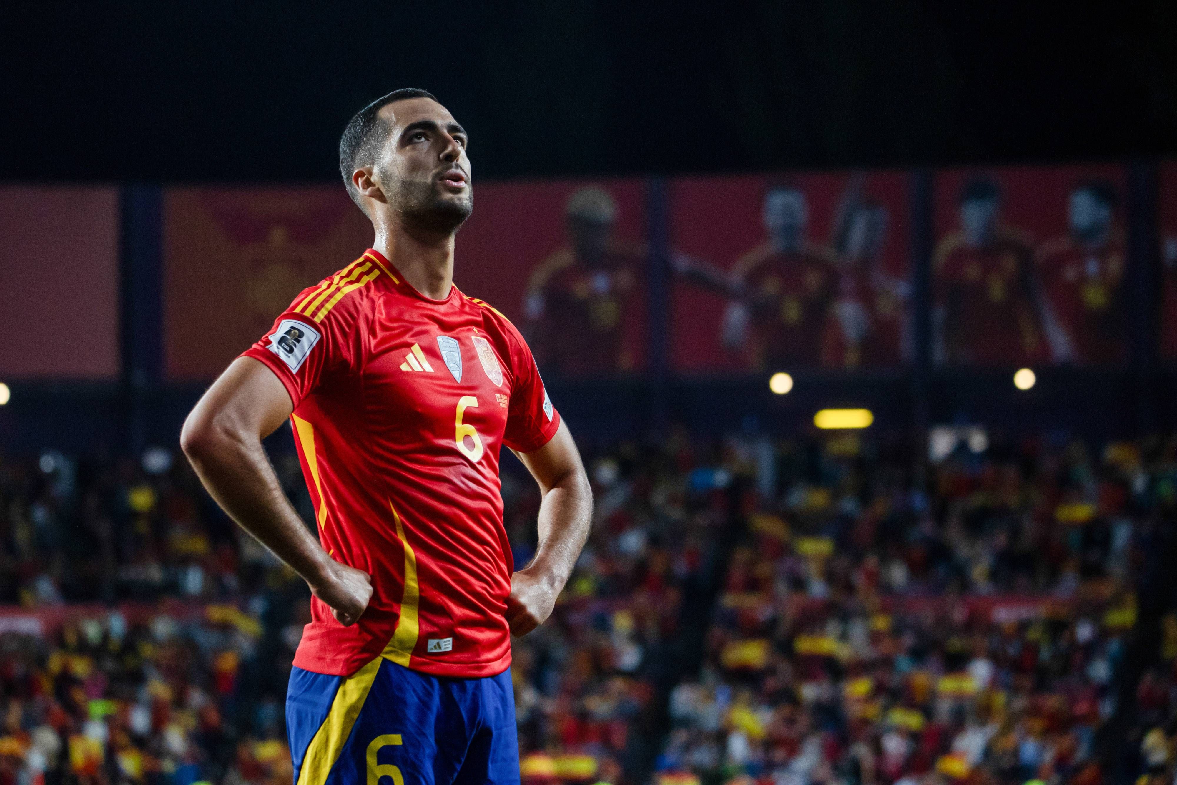 Mikel Merino rompe el puzle de Luis de la Fuente en el centro del campo de la Selección Española: "Me están cayendo"