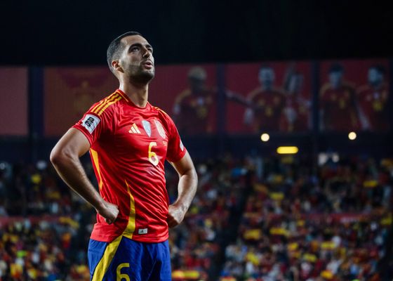 Mikel Merino rompe el puzle de Luis de la Fuente en el centro del campo de la Selección Española: "Me están cayendo"