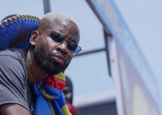 Bakambu celebra la clasificación al Mundial con un cambio de 'look' mientras el Betis le espera