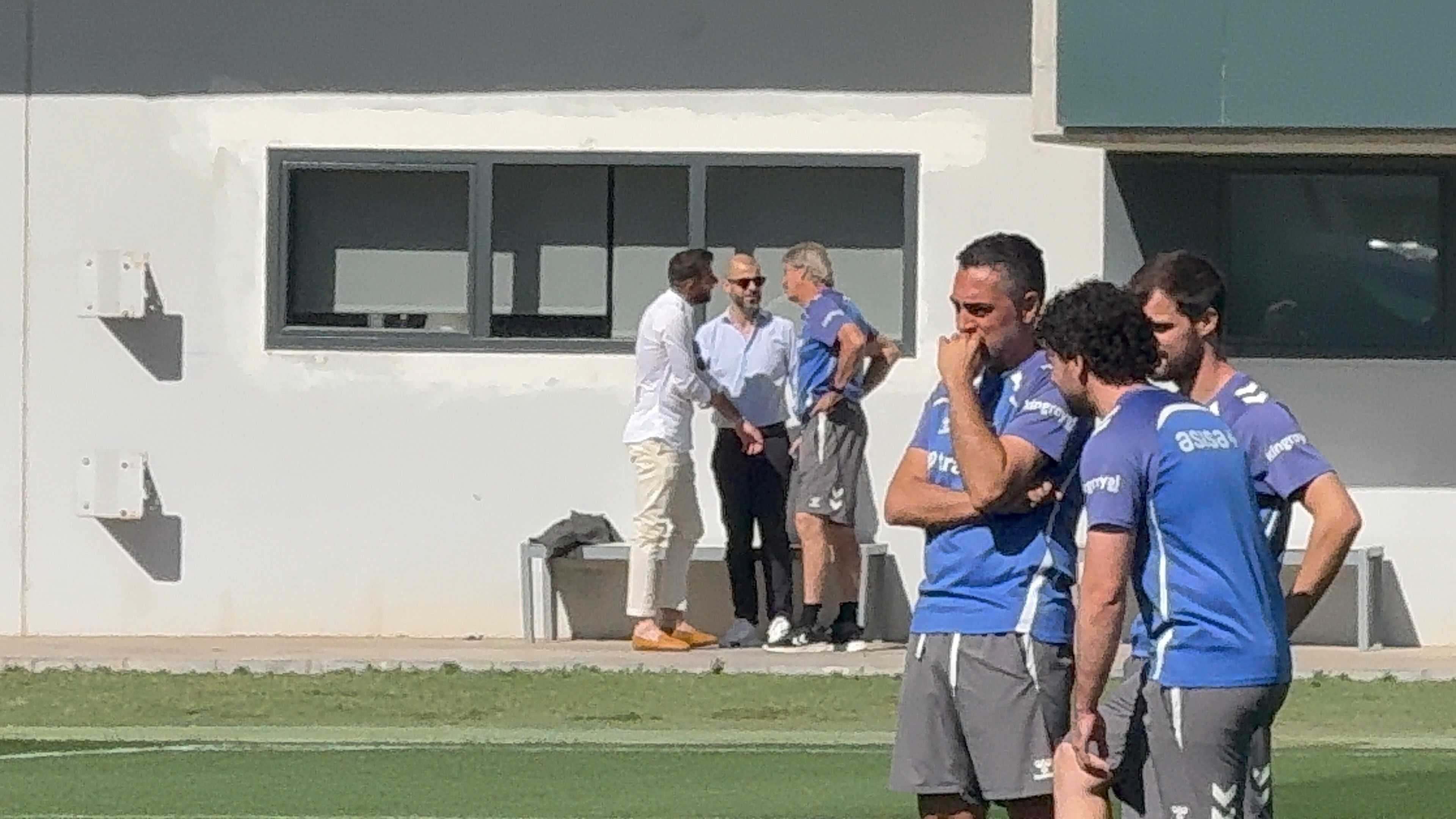 Joaquín y Manu Fajardo charlan con Pellegrini en una sesión con muchas alicientes en el Betis