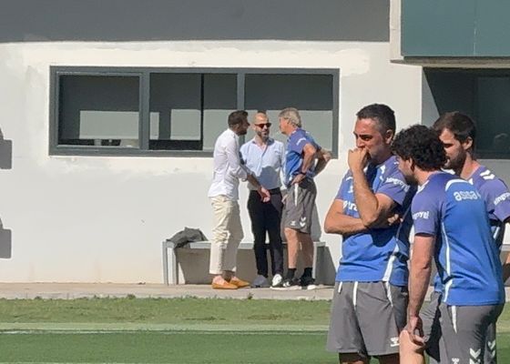 Joaquín y Manu Fajardo charlan con Pellegrini en una sesión con muchas alicientes en el Betis