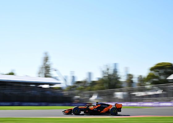 Piastri empieza sorprendiendo a Mercedes en Australia