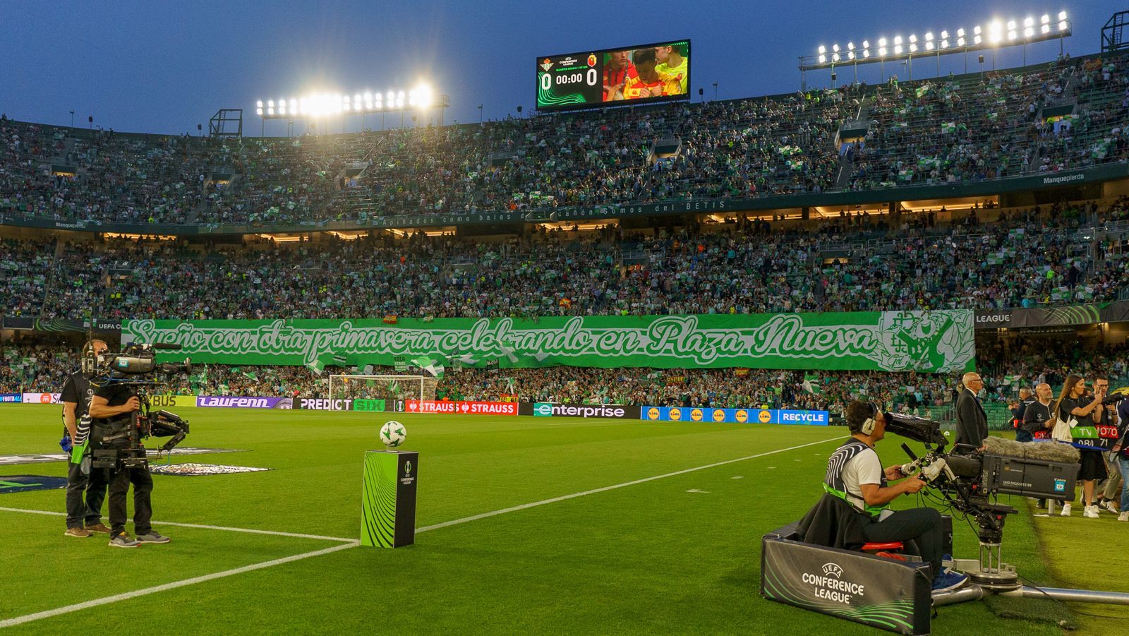 El Villamarín se vuelca con el Betis y le hace saber su sueño europeo: así sonó el himno antes del partido