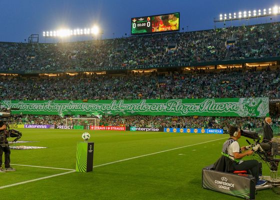 El Villamarín se vuelca con el Betis y le hace saber su sueño europeo: así sonó el himno antes del partido