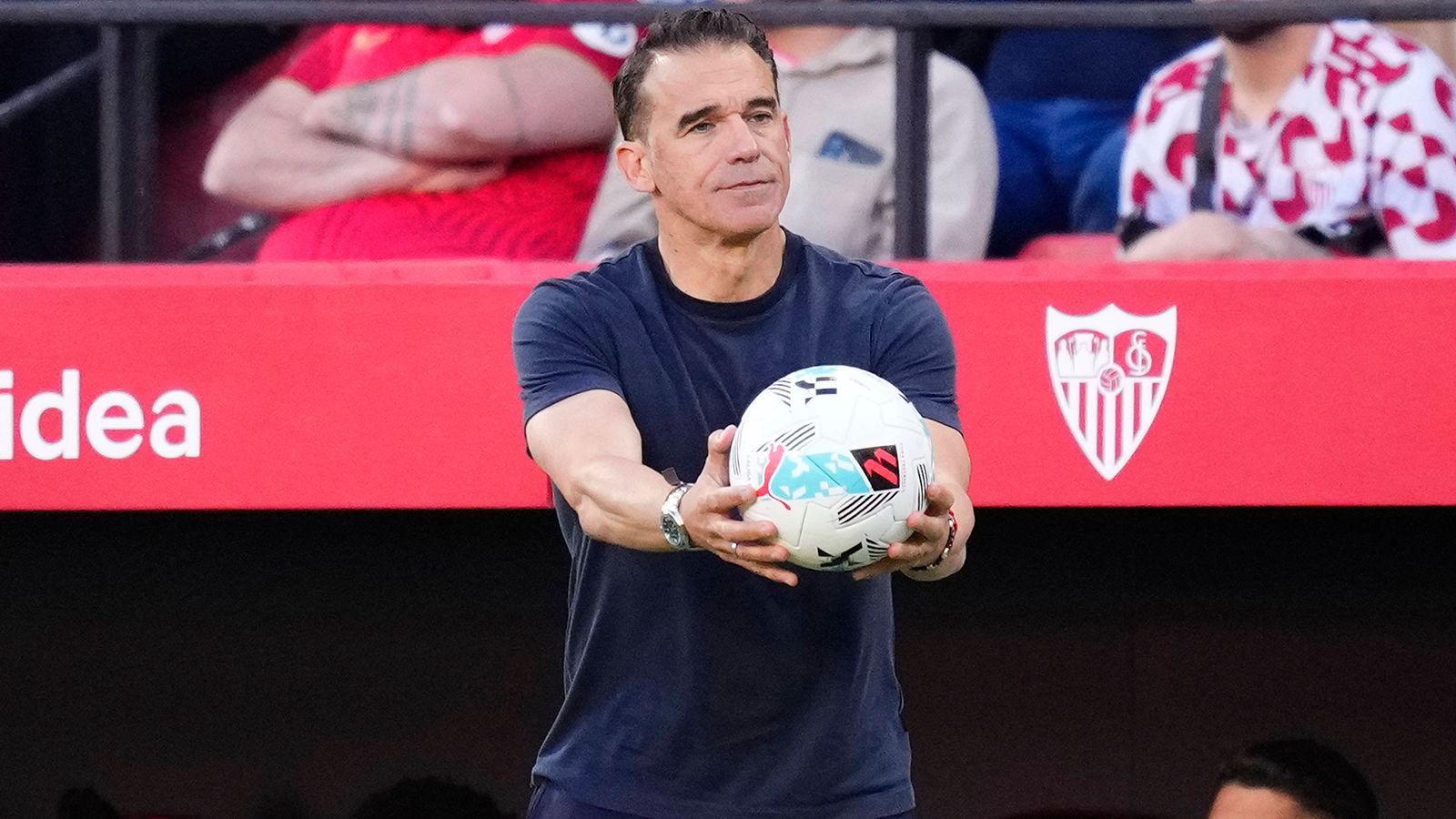 García Plaza pide claridad al Sevilla para no dejar escapar nuevas ofertas 