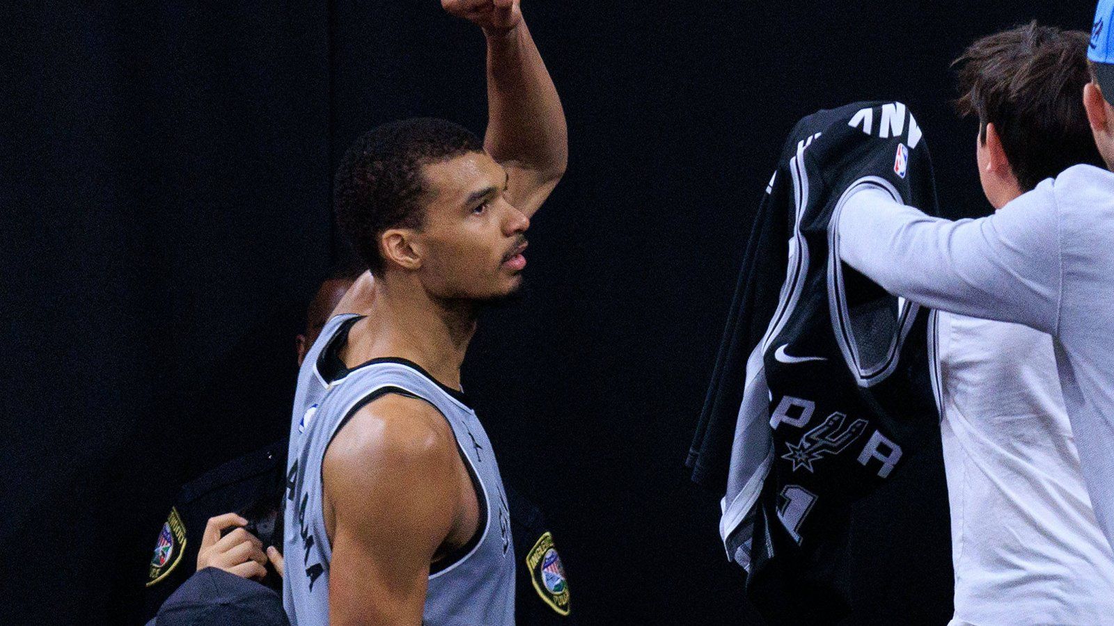 Victor Wembanyama echa el cierre y Cade Cunningham se regala otra vida