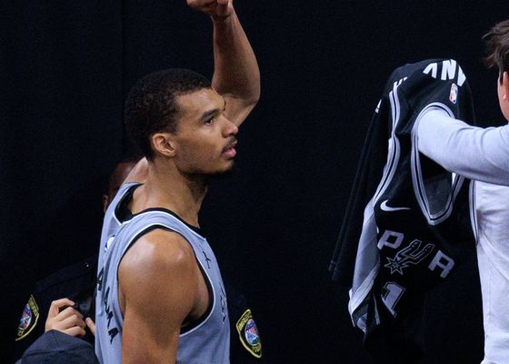 Victor Wembanyama echa el cierre y Cade Cunningham se regala otra vida