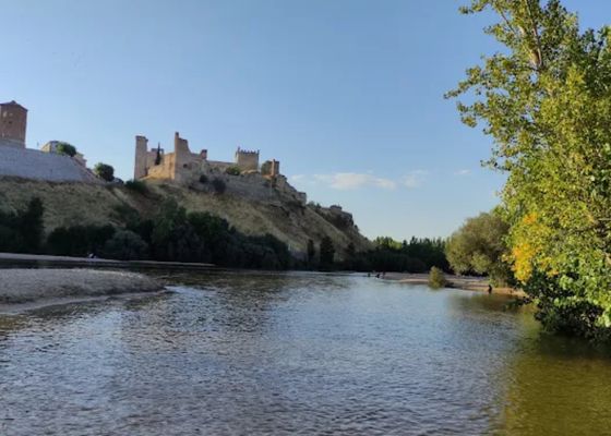 La playa escondida junto a un castillo medieval que muy pocos conocen en España