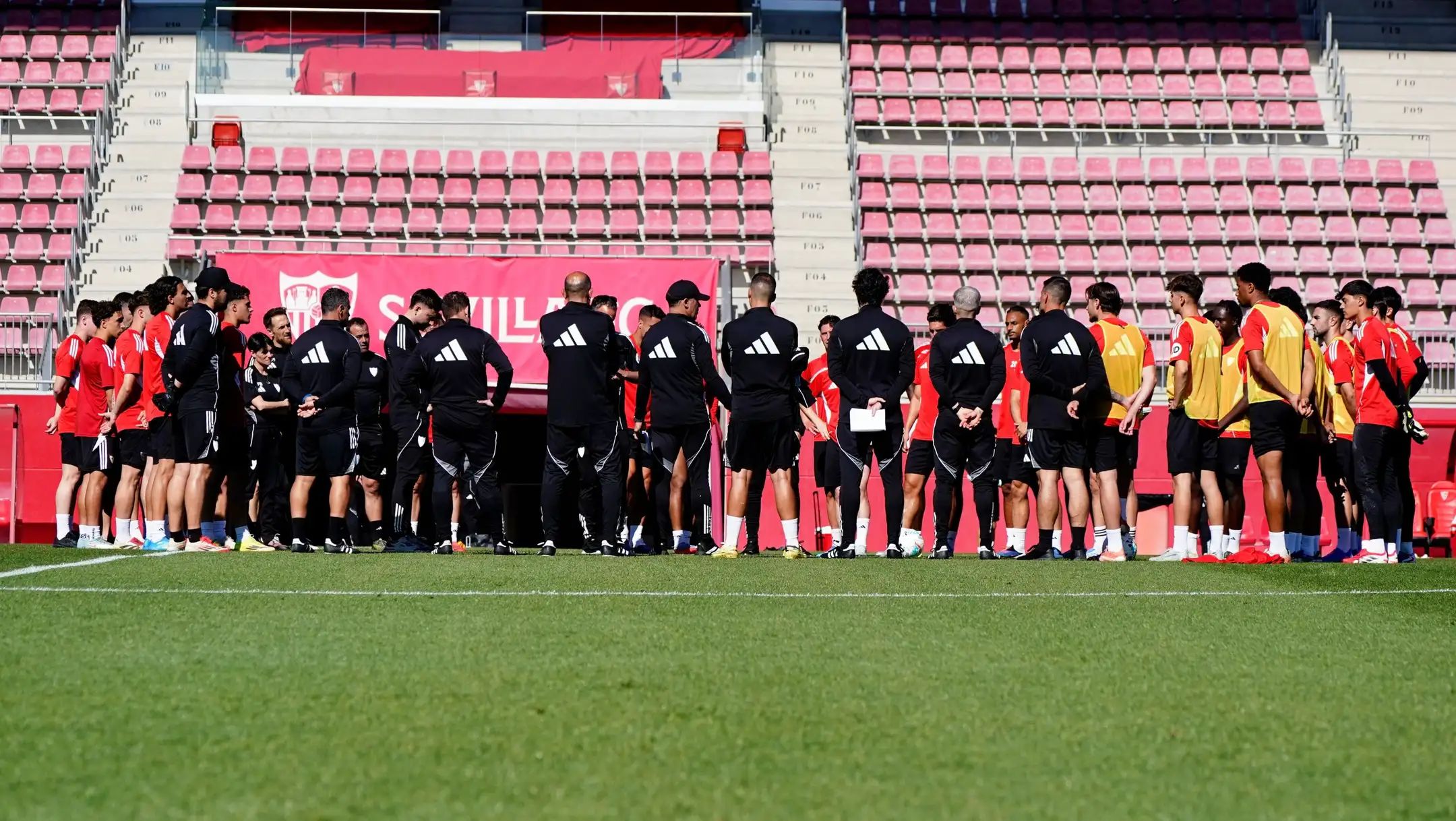 Luto en el Sevilla por Curro Sanjosé: toda la plantilla rinde tributo a la memoria de "un sevillista de bandera" 
