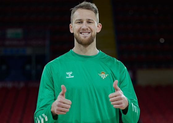 El Betis anuncia un fichaje y una salida