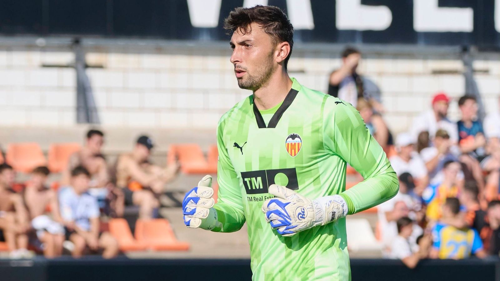 El Valencia le empuja a salir y responde alto y claro