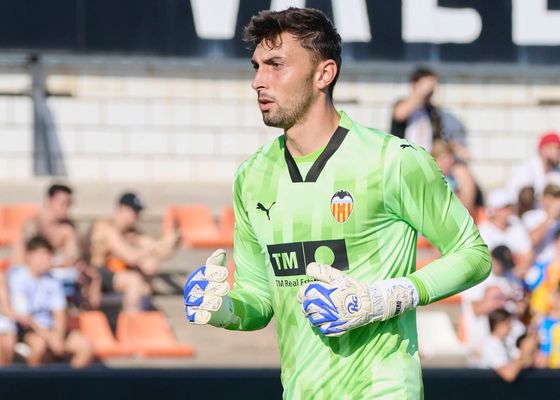 El Valencia le empuja a salir y responde alto y claro