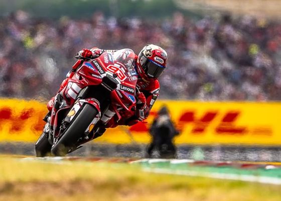 Bezzecchi reina, Jorge Martín avisa y Marc Márquez saca petróleo de Texas