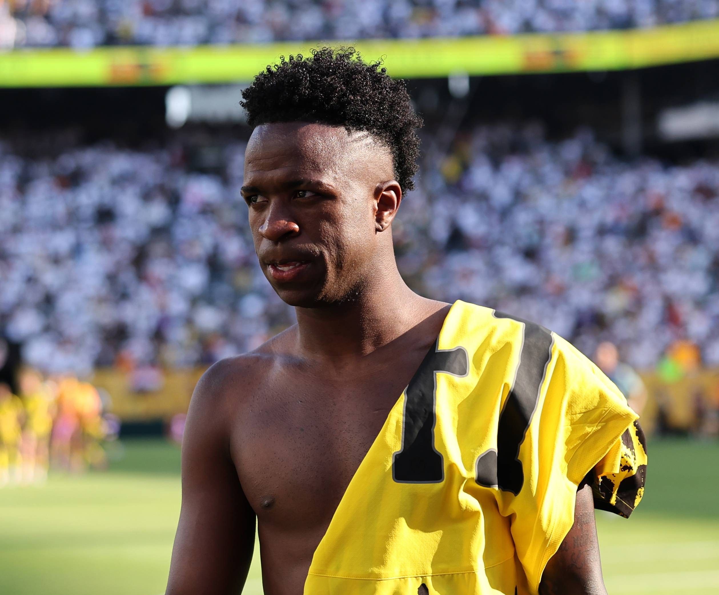 Vinícius Júnior se 'pasa' al fútbol sala...para apoyar a otro brasileño