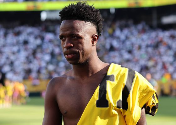 Vinícius Júnior se 'pasa' al fútbol sala...para apoyar a otro brasileño