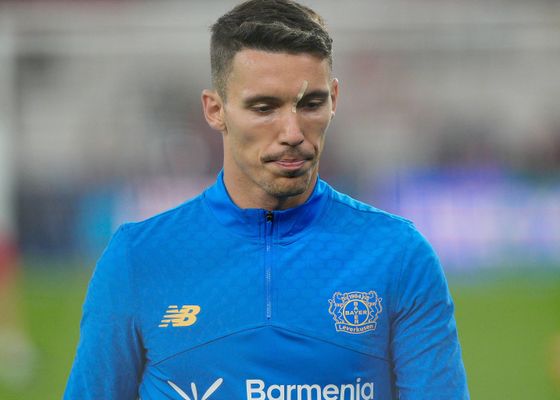 El Barcelona sigue de cerca la situación de Grimaldo mientras el Bayern lo tantea