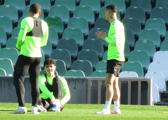 Antony hace amigos en su estreno en el Villamarín en una sesión sin Iker Losada
