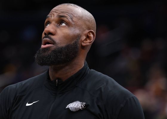 LeBron James cae lesionado y el miedo en los Lakers es visible: "Veremos qué pasa en los próximos días, pero tengo mucho dolor"