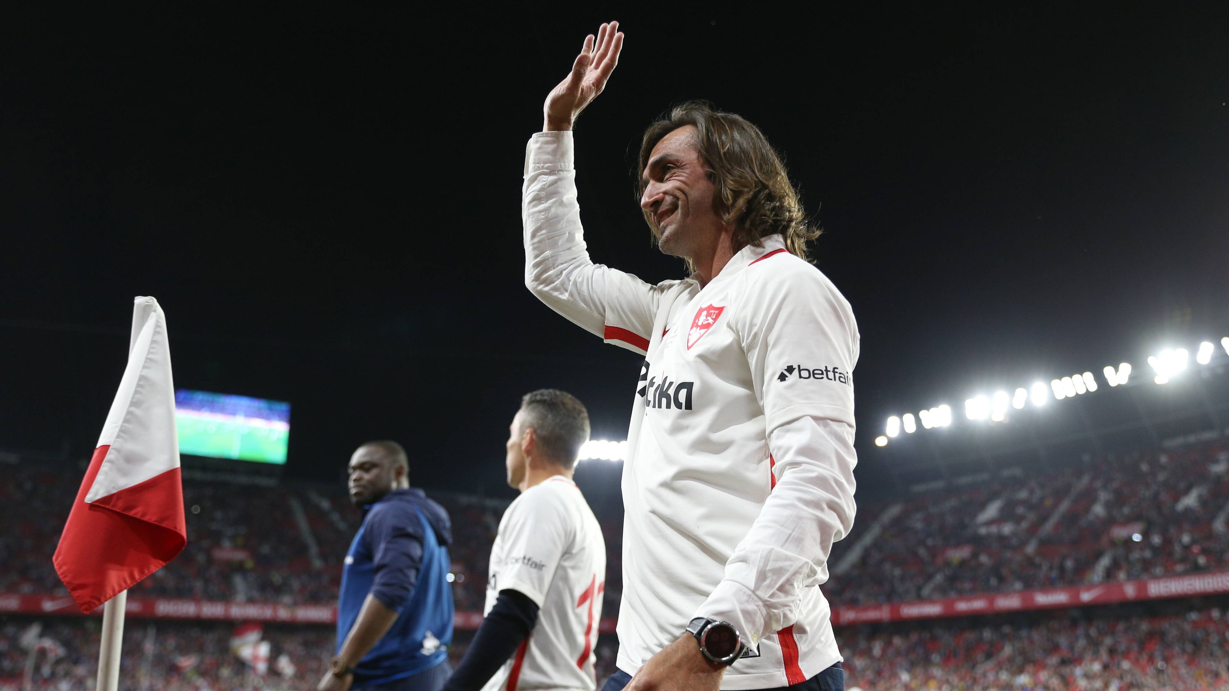 Javi Navarro, sobre la actual situación del Sevilla: "Hay que dar un golpe en la mesa"