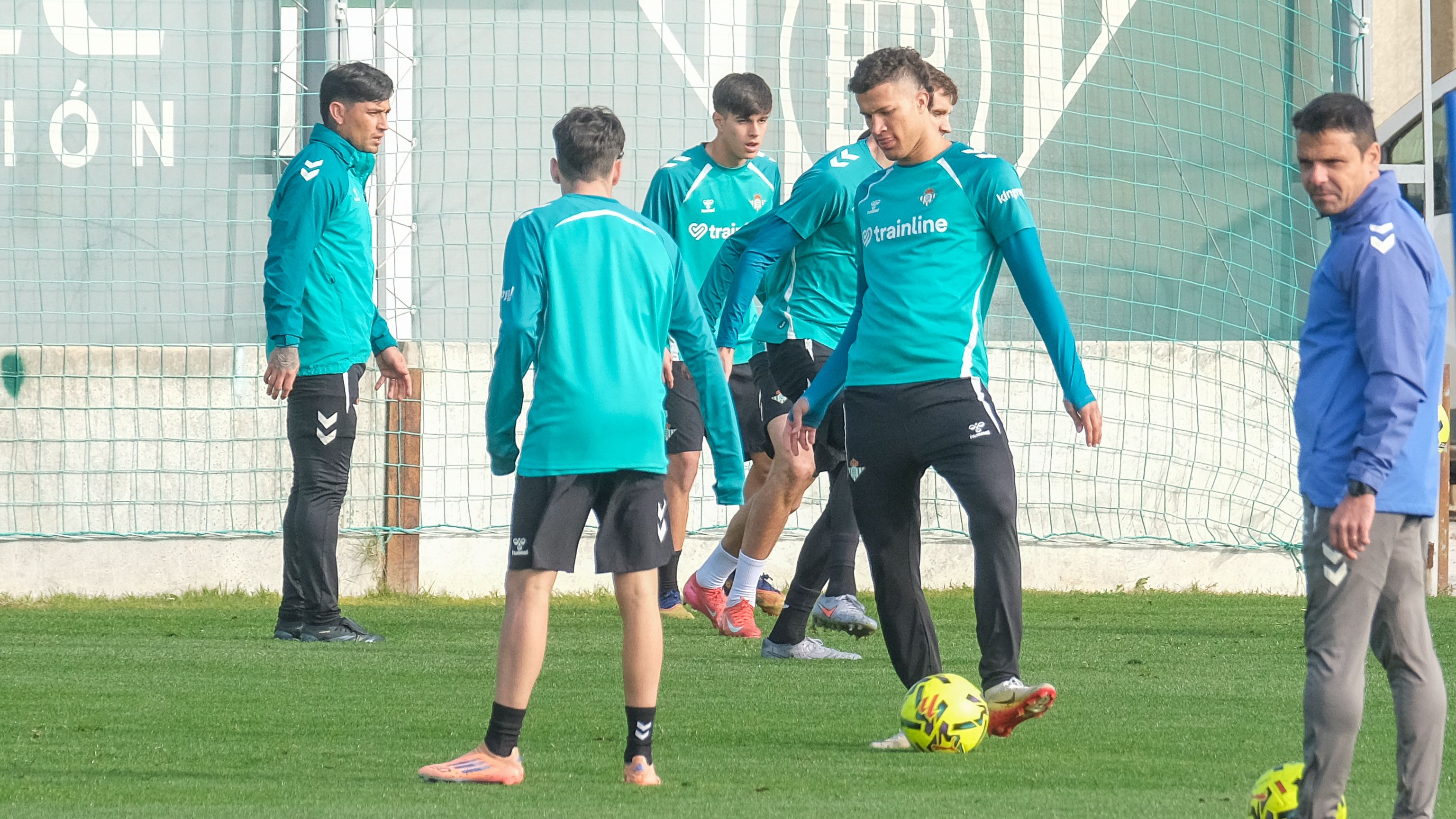 El Betis anuncia una baja de última hora en la convocatoria ante el Villarreal: Pellegrini llama a Dani Pérez