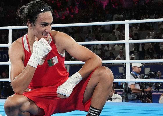 La boxeadora Khelif pasa al ataque