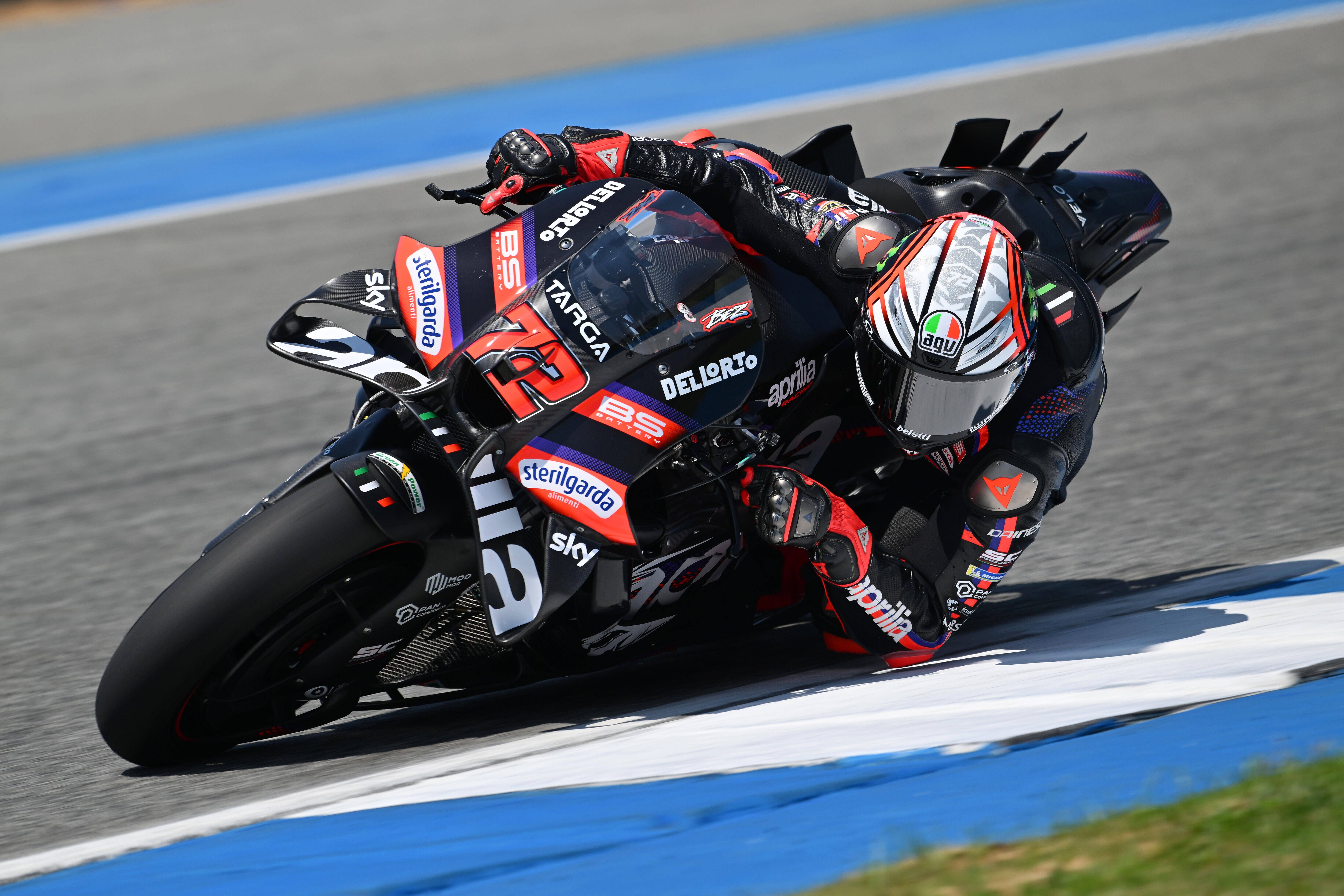 Bezzecchi manda con la Aprilia y Marc Márquez vuelve a irse al suelo
