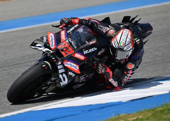 Bezzecchi manda con la Aprilia y Marc Márquez vuelve a irse al suelo