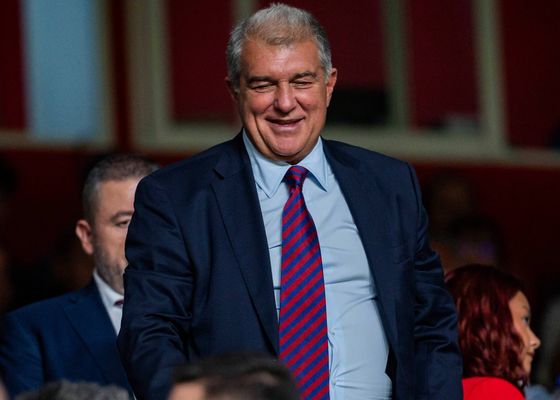 Laporta revela quién hará el saque de honor y pone fecha al Camp Nou: "La finalización del estadio sería para finales del 2026"