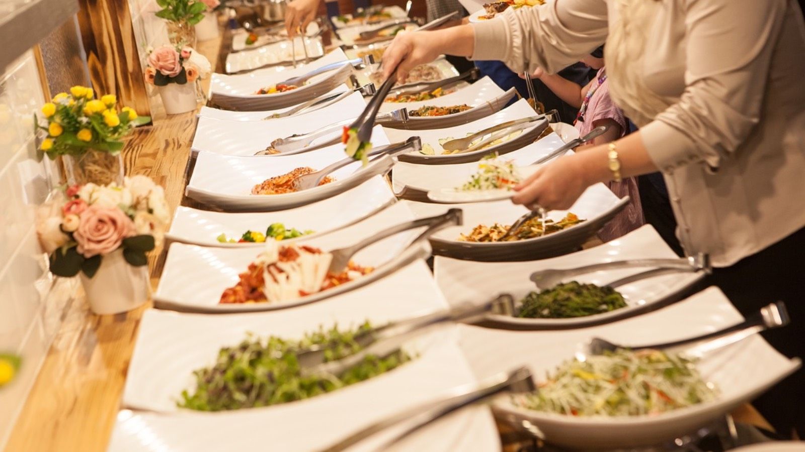 Cocinero chino desvela el gran secreto de los buffets asiáticos en España